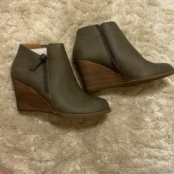 Report Footwear Guine Wedge Bootie Olive Green - Picture 8 of 12
